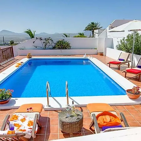 Vista Con Piscina Privada Y Barbacoa *